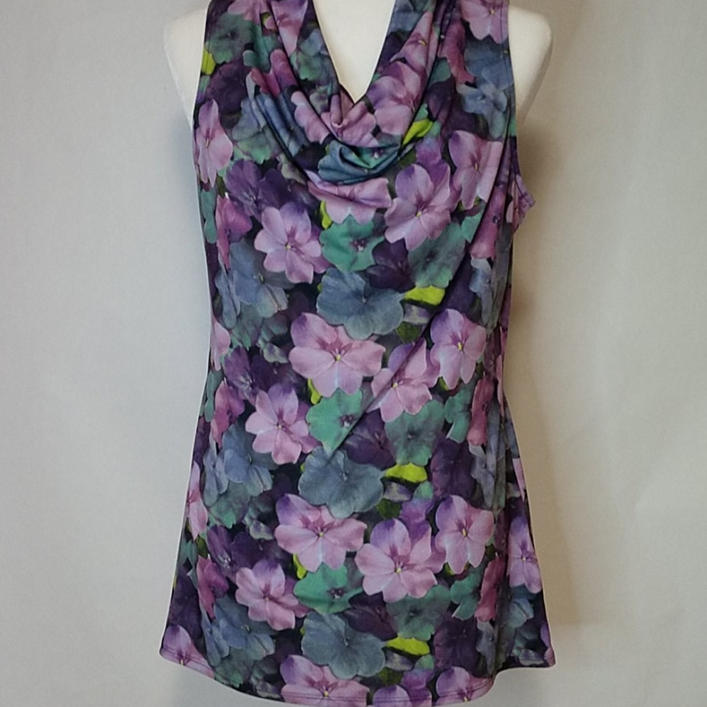 Roz & Ali silky sleeveless top. Size M